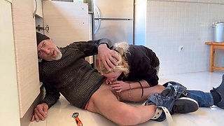 Blond mommy Gives Plumber A sweet Blowjob
