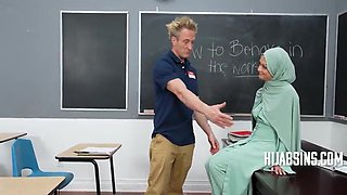 Hijab HR Uses Her Figure For Instructing - Kiki Cali, Jerk Vegas, Clarke Kent, Oliver Davis