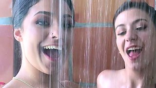 Amateur czech babe stripping and taking shower
