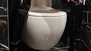 Peeing in the Toilett