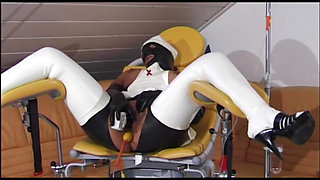 Threesome in the clinic to enjoy between apparature and sexy lesbians