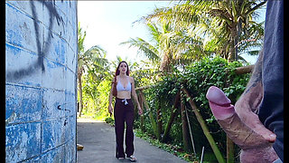 Risky Handjob for a Hot Babe in the Park!