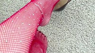 Amateur Foot Fetish Girlfriend Sucks and gives a Footjob