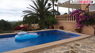 She sucks my clit and I cum - Lesbian - Pissing illusion