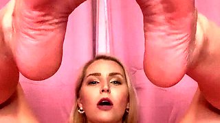 Amateur Foot Fetish Girlfriend Sucks and gives a Footjob
