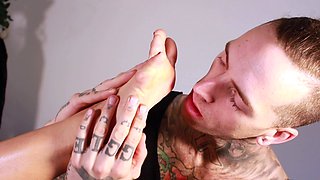 Amateur Foot Fetish Girlfriend Sucks and gives a Footjob