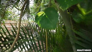 Easy-on-the-eyes Rhae and Lucy's double blowjob xxx
