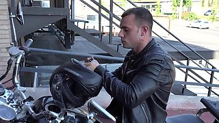 Strong and dangerous dude fucking a kinky MILF