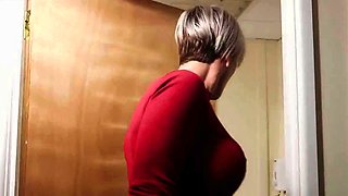 CFNM British MILF gives toilet HJ