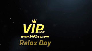 Gambling Gabrielle Gucci and Nicole Love's dildo smut