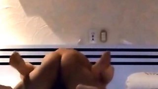Esposa mexicana abierta de piernas para ser penetrada por su