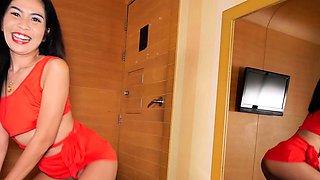 Thai teen lapdancer Au rides on big cock