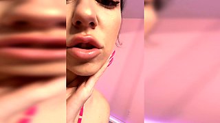 Masturbating amateur cums after solo fun