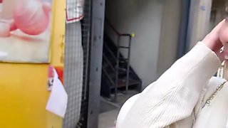 純真女子大生が店内で隠れてビッチフェラして手マン濡れる