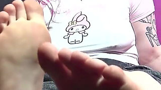 Chubby Oink Haired Teen Posing Her Sexy Feet on Cam