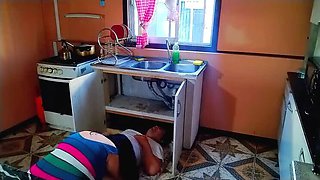 BBW Kelly Mom Seduces Plumber in Hot Stepmom Fuck - Amateur Homemade 4K