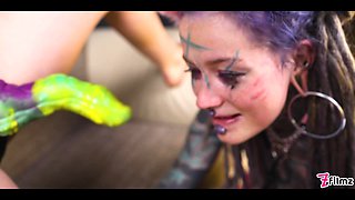 Miss Flora dominates Anuskatzz's pussy