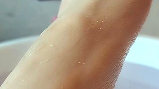 Close up amateur beauty uses her toy to masturbates